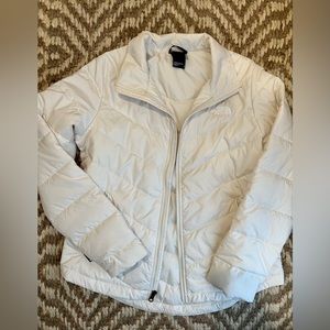 Never worn. The north face puffer. Excellent condition.